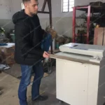 Visite d'un client étranger pour un déchiqueteur de carton