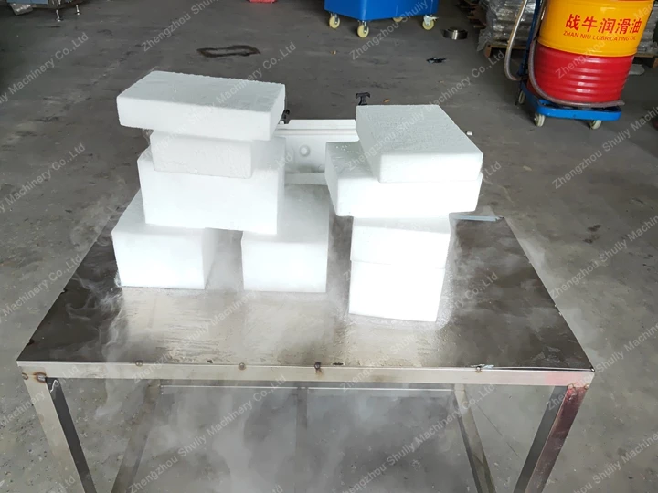 khối đá khô rắn