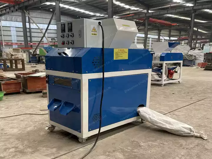 piccolo granulator di fili di rame nella fabbrica di Shuliy